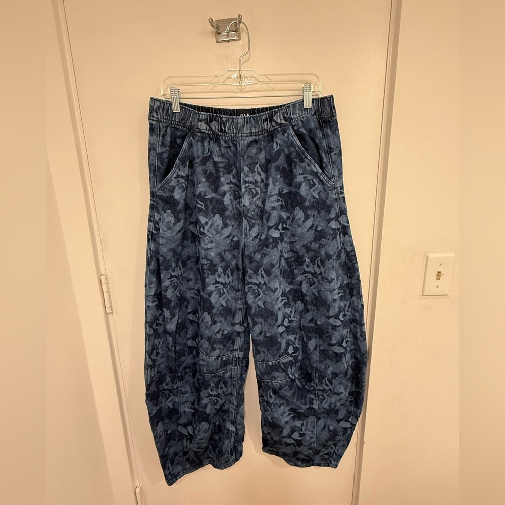 GAP Mid Rise UltraSoft Easy Horseshoe Jeans in Navy Blue Floral (M) - Picture 4 of 8